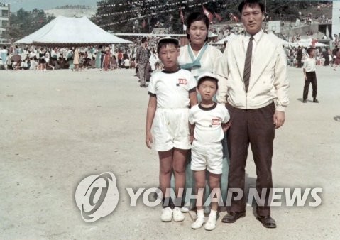 Hình ảnh thời trẻ của tân Tổng thống Hàn Quốc Yoon Suk-yeol