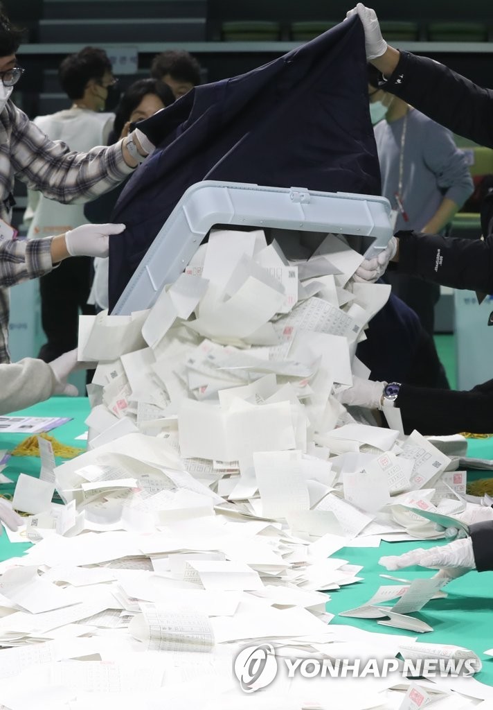 Bên trong nơi kiểm phiếu bầu Tổng thống Hàn Quốc