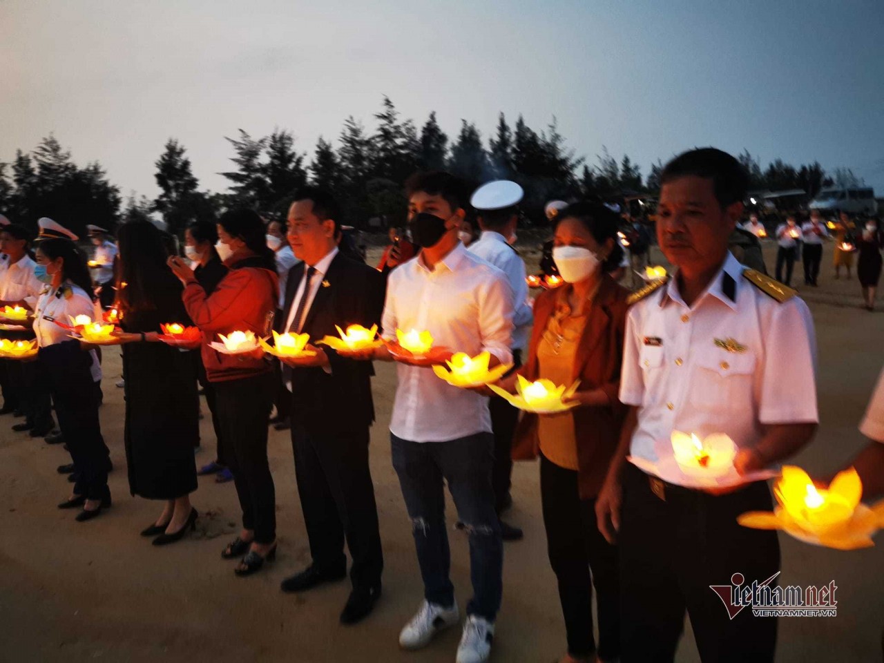 Thân nhân và cựu binh có mặt tại biển Thiên Cầm, Hà Tĩnh để tưởng nhớ những liệt sỹ đã hy sinh trong trận hải chiến Gạc Ma