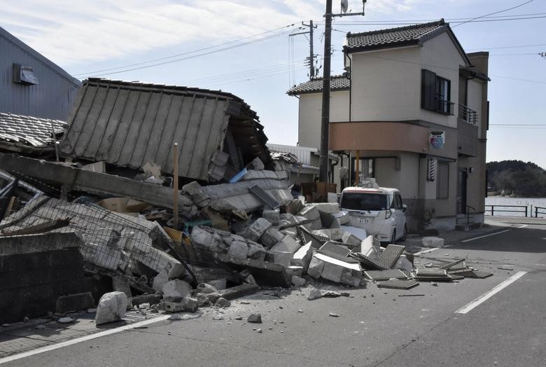 Quang cảnh tan hoang sau trận động đất lớn ở Nhật Bản
