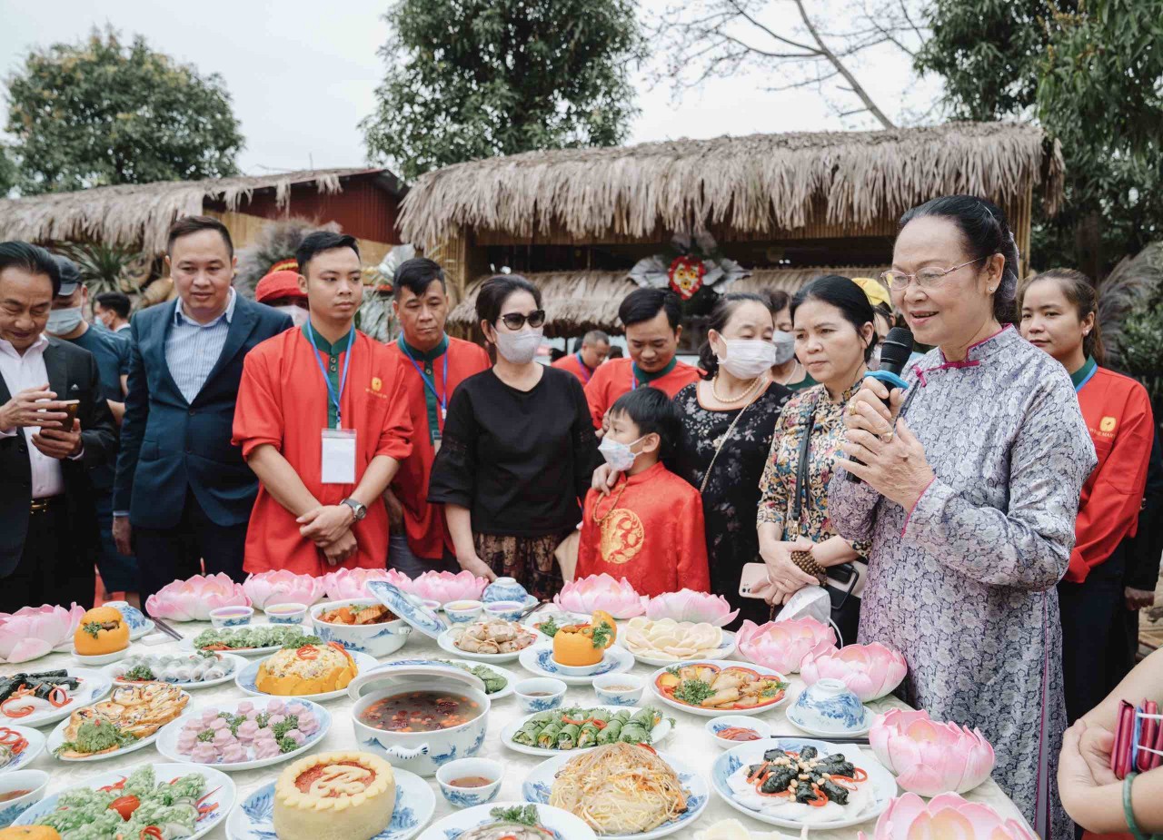 Kỷ lục gia, nghệ nhân văn hóa ẩm thực Việt Nam Hồ Đắc Thiếu Anh (người đứng ngoài cùng bên phải) giới thiệu về mâm cỗ chay.
