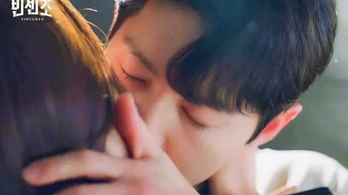 Cảnh hôn của Song Joong Ki trong phim Vincenzo thu hút nhiều lượt xem