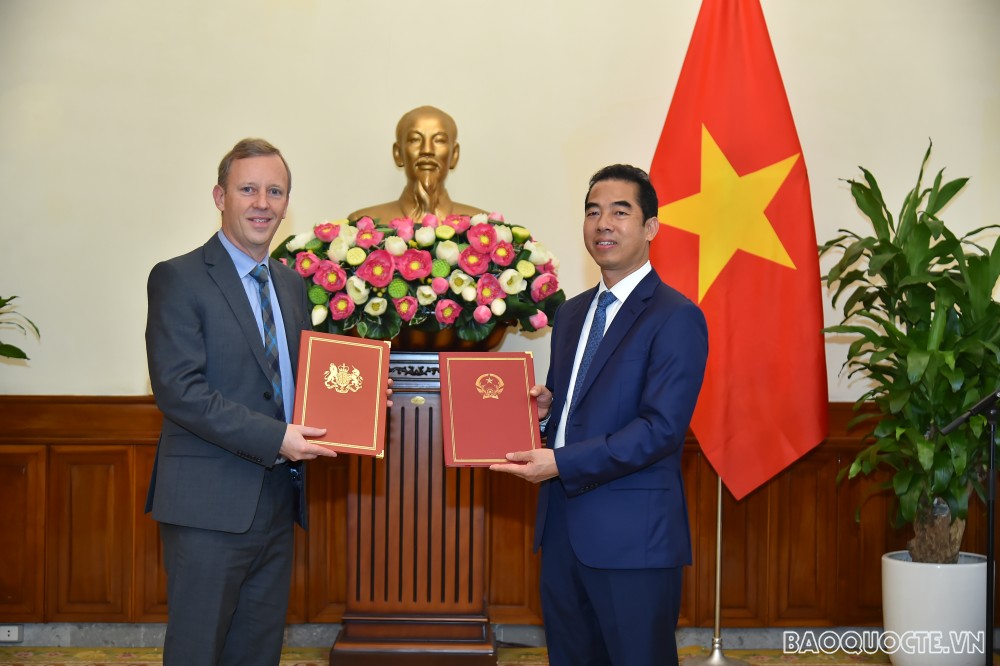 Thứ trưởng Bộ Ngoại giao Tô Anh Dũng và Đại sứ đặc mệnh toàn quyền Liên hiệp Vương quốc Anh và Bắc Ireland tại Việt Nam Gareth Ward trao đổi Công hàm khẳng định ngày có hiệu lực của UKVFTA.