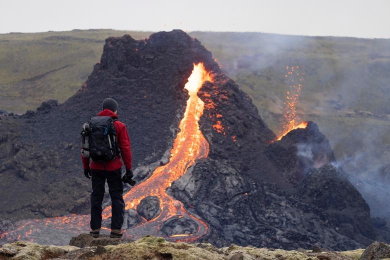 Cận cảnh dung nham phun ra từ các khe nứt mới tại núi lửa hơn 6.000 năm tuổi ở Iceland