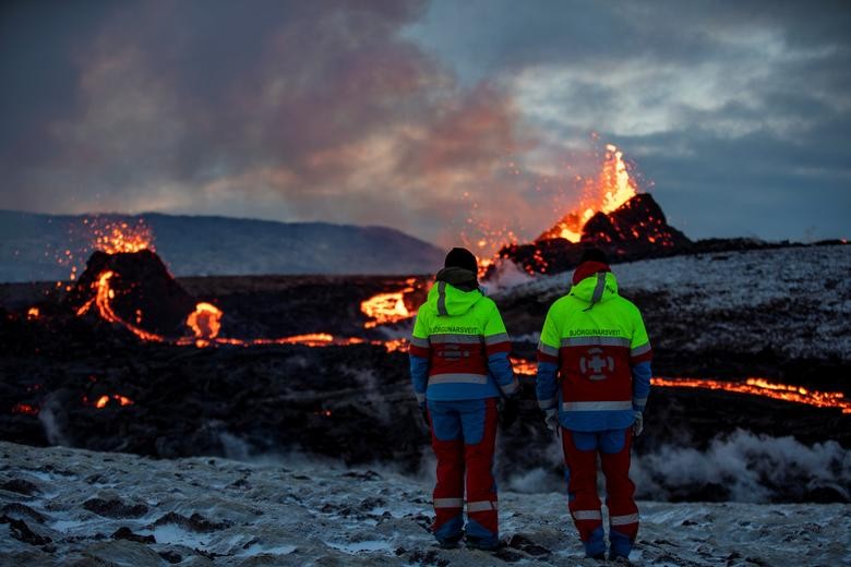 Cận cảnh dung nham phun ra từ các khe nứt mới tại núi lửa hơn 6.000 năm tuổi ở Iceland