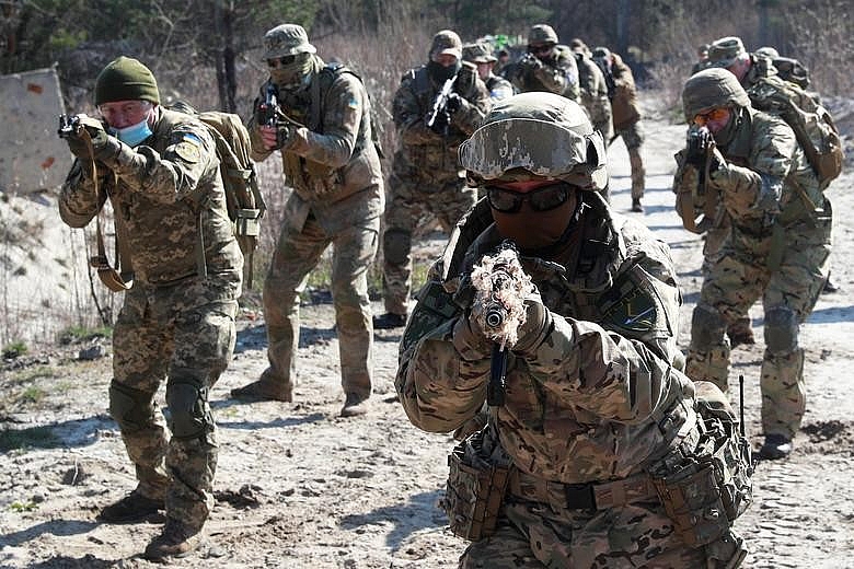 Các binh sĩ thuộc tiểu đoàn 130 của Lực lượng Phòng vệ Lãnh thổ Ukraine tham dự cuộc tập trận quân sự ở ngoại ô Kyiv, Ukraine ngày 10 tháng 4 năm 2021.