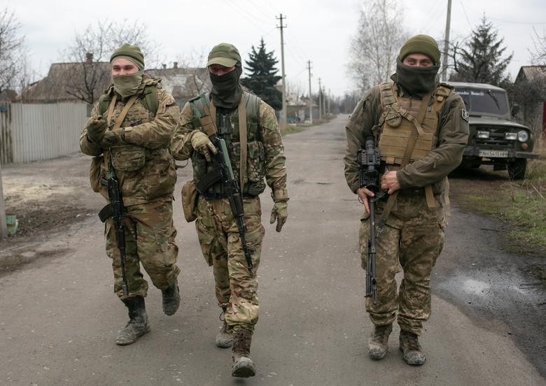 Các binh sĩ Ukraine tuần tra trên khu vực gần đường ranh giới tạm thời. Tình hình ở khu vực này trở nên căng thẳng hơn sau khi Nga tăng cường quân đội áp sát biên giới Ukraine.
