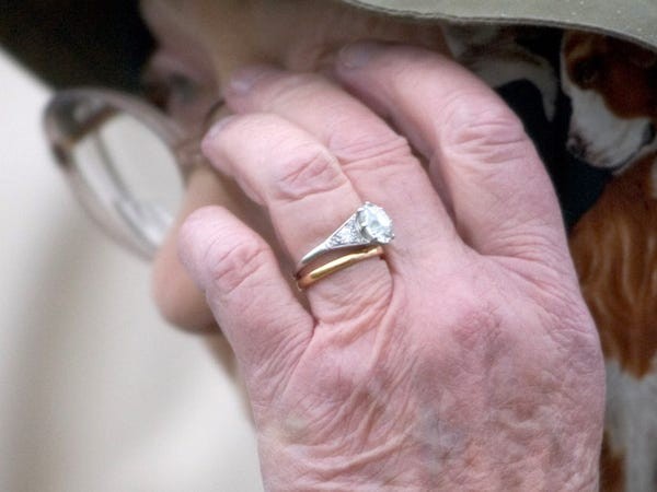 Nguồn gốc của chiếc nhẫn đính hôn Hoàng thân Phillip tặng Nữ hoàng Elizabeth II