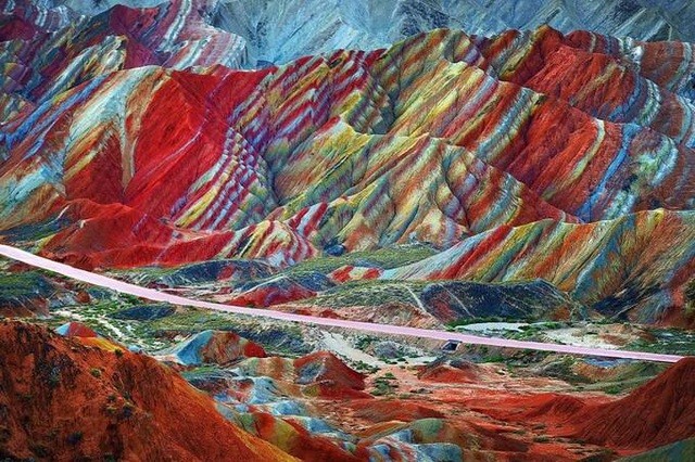 Những dải màu này trải dài khoảng 300 km, in trên những lớp đá có tuổi đời vài thế kỷ được cho là xuất hiện trước cả khi dãy Himalaya hình thành. Sau khi các mảng kiến tạo trong khu vực va chạm, phần địa chất được nâng lên một tầng cao hơn, lộ ra các dải 