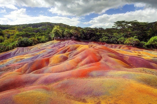 Nơi đây thực chất là những cồn cát bao phủ trên một ngọn núi. Màu sắc của chúng được hình thành từ núi lửa, khi tiếp xúc với các nguyên tố khác nhau đã tạo ra các mảng màu độc lạ ở địa điểm nhiệt đới này. Từ đài quan sát, du khách có thể nhìn thấy đồi cát