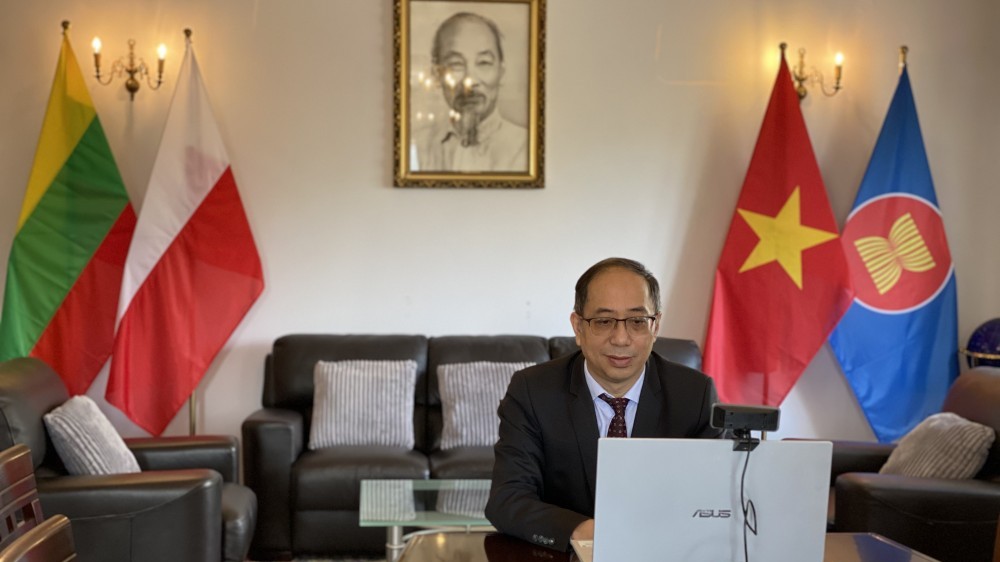 Đại sứ Việt Nam tại Ba Lan tham dự buổi gặp mặt trực tuyến của Trưởng Văn phòng chính sách quốc tế, Văn phòng Tổng thống