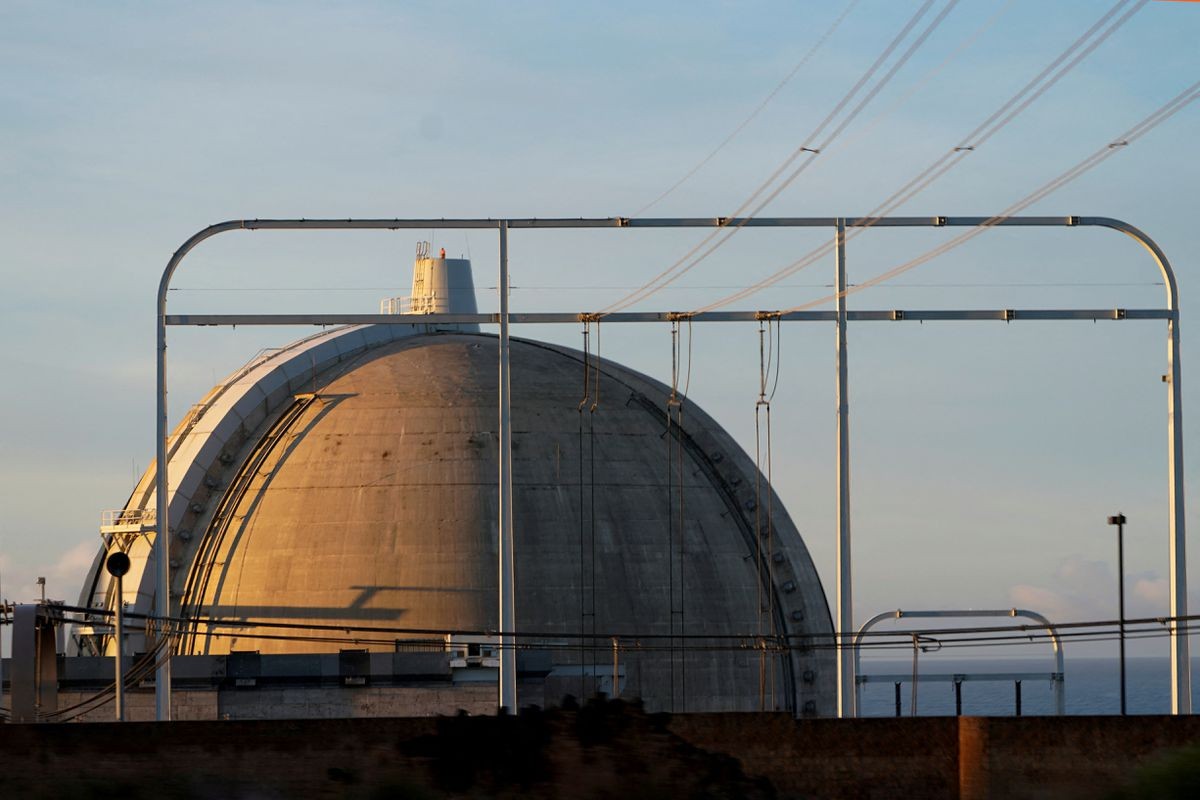 Một trong hai lò phản ứng hiện đã đóng cửa của nhà máy phát điện hạt nhân San Onofre được trưng bày tại nhà máy điện hạt nhân nằm ở phía nam San Clemente, California