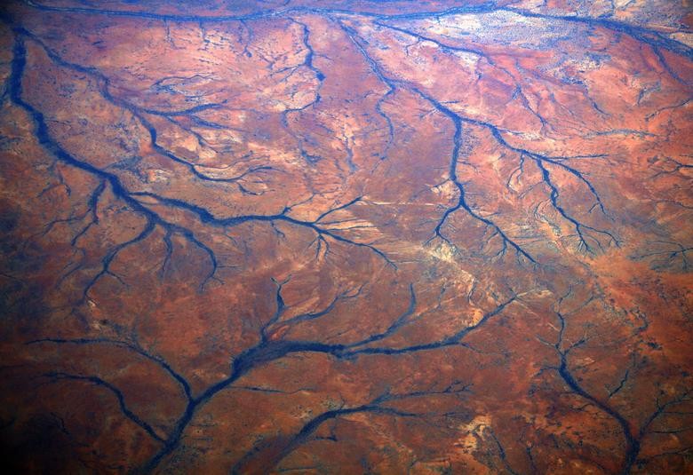 Quang cảnh những con sông khô cạn ở vùng Pilbara, Tây Úc. Vùng Pilbara, có diện tích bằng Tây Ban Nha, có trữ lượng quặng sắt lớn nhất thế giới được biết đến và cung cấp gần 45% thương mại toàn cầu về khoáng sản. Hình ảnh chụp tháng 12 năm 2013. REUTERS /