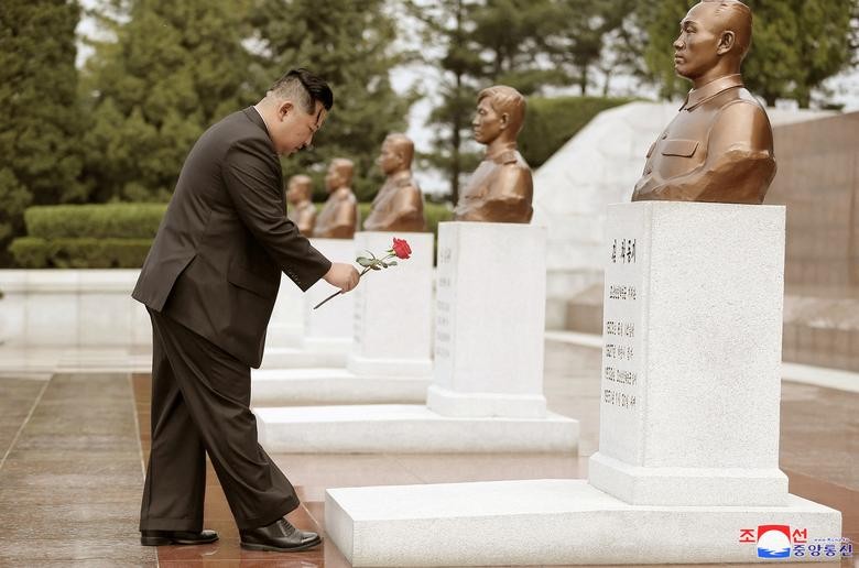 Lễ duyệt binh hoành tráng kỷ niệm 90 năm ngày thành lập Quân đội Cách mạng nhân dân Triều Tiên