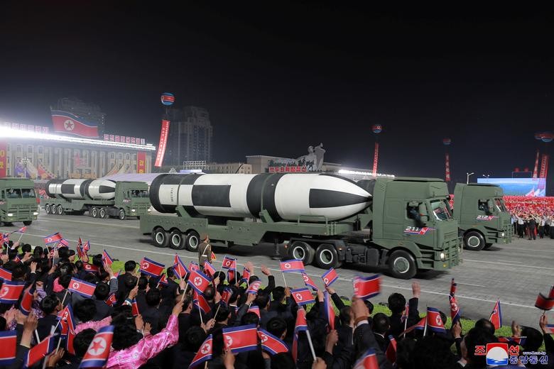 Một ngọn lửa tên Hwasong-17 mới được trưng bày trong cuộc duyệt binh tại Quảng trường Kim Nhật Thành ở Bình Nhưỡng vào ngày 25 tháng 4 năm 2022, khi Triều Tiên đánh dấu kỷ niệm 90 năm thành lập đội quân với sự tham gia của nhà lãnh đạo Triều Tiên Kim Jong