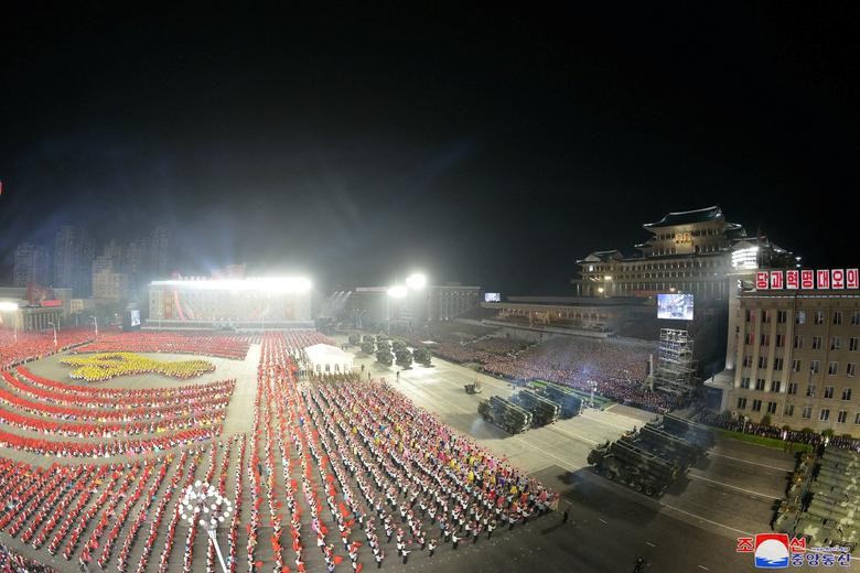 Lễ duyệt binh hoành tráng kỷ niệm 90 năm ngày thành lập Quân đội Cách mạng nhân dân Triều Tiên