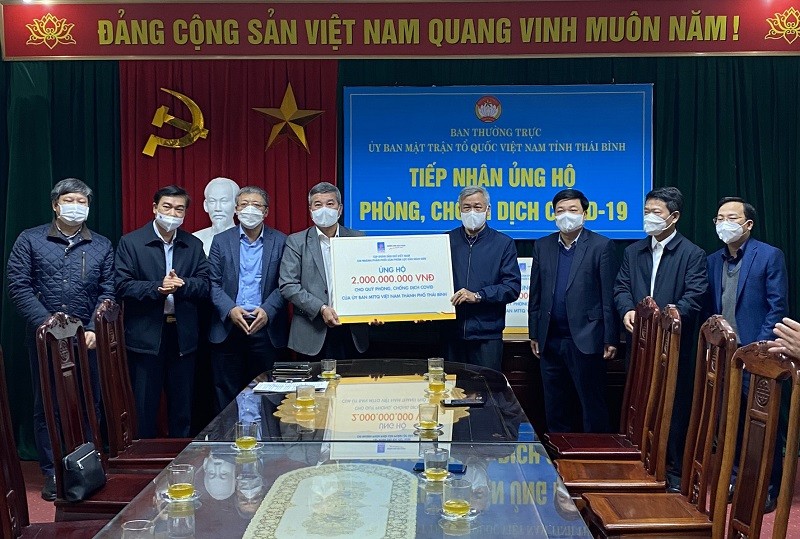 Tập đoàn Dầu khí Việt Nam chi nhánh phân phối sản phẩm lọc dầu Nghi Sơn trao 2 tỷ đồng ủng hộ công tác phòng, chống dịch Covid-19 của TP. Thái Bình.