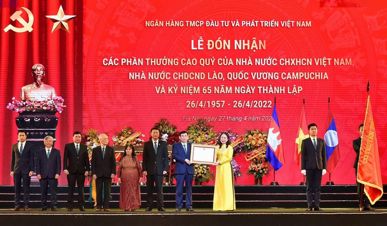 1. Phó Chủ tịch nước CHXHCN Việt Nam Võ Thị Ánh Xuân trao Quyết định tặng thưởng Huân chương Lao động hạng Ba cho đại diện Lãnh đạo BIDV