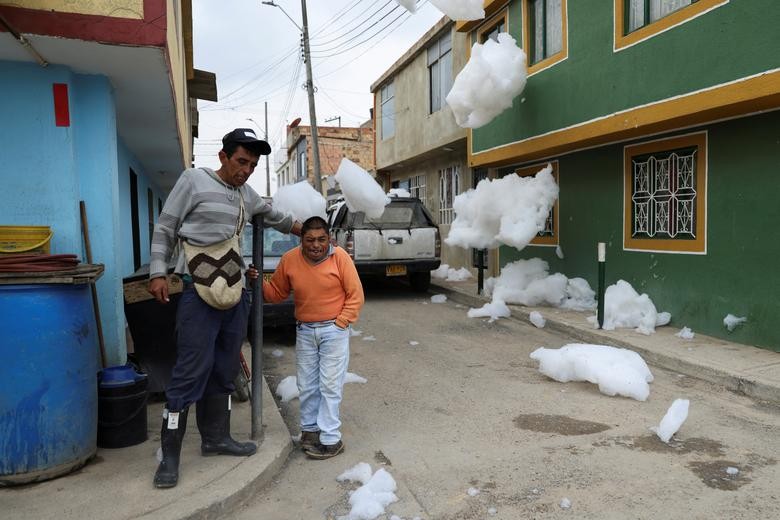 Người dân Colombia 'chật vật' với đám bọt ô hóa chất khổng lồ