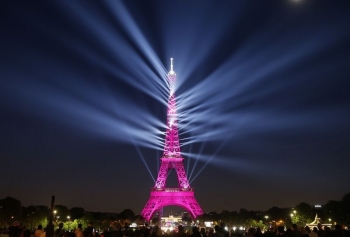 "Bữa tiệc" ánh sáng mừng Tháp Eiffel tròn 130 năm tuổi