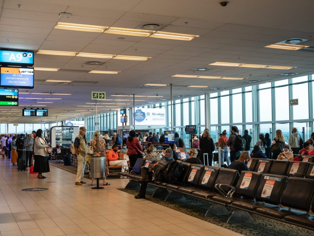 Các sân bay quốc tế đông đúc trở lại sau khi người dân tiêm vaccine Covid 19