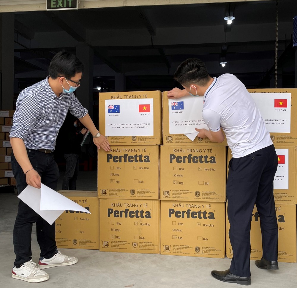 Đóng gói khẩu trang để vận chuyển từ Việt Nam đến Dili. Ảnh: ĐSQ Australia