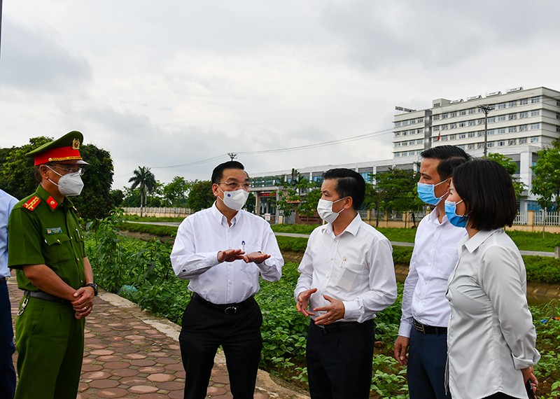 Chủ tịch UBND thành phố Hà Nội Chu Ngọc Anh kiểm tra công tác phong tỏa, cách ly Bệnh viện Bệnh Nhiệt đới T.Ư cơ sở Kim Chung tại Đông Anh. (Ảnh: Duy Linh/Báo Nhân dân)