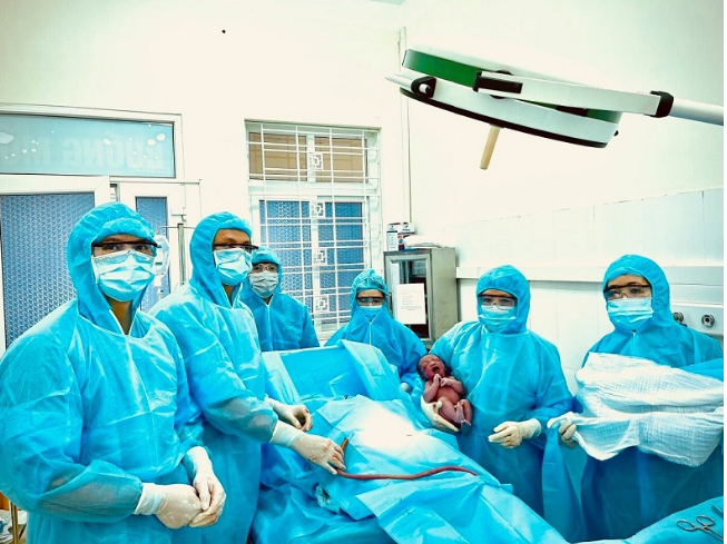 Ê kíp bác sĩ của BV Sản Nhi tỉnh Lào Cai đã phẫu thuật mổ lấy thai thành công cho sản phụ có yếu tố nguy cơ nghi nhiễm COVID-19 tại khu cách ly.