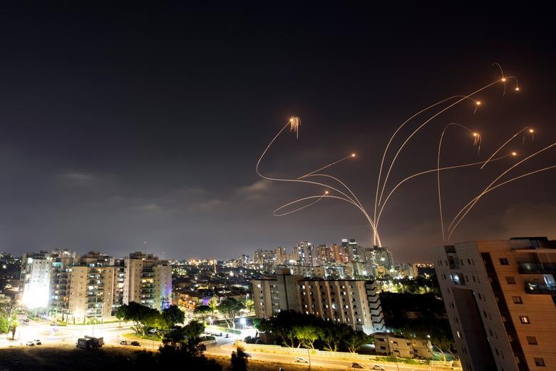 Các vệt sáng được nhìn thấy khi hệ thống chống tên lửa Vòm Sắt của Israel chặn các tên lửa phóng từ Dải Gaza về phía Israel, như được nhìn thấy từ Ashkelon, Israel, ngày 10 tháng 5. REUTERS / Amir Cohen