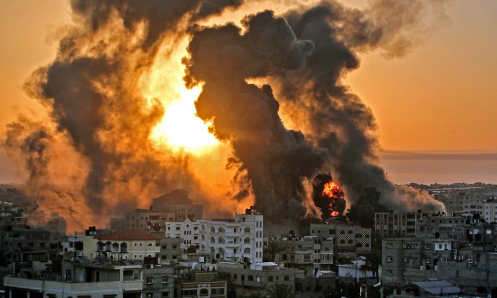 Căng thẳng giữa Israel-Palestine đang là mối quan tâm của cộng đồng quốc tế. Trong ành: Lửa bùng lên lúc mặt trời mọc ở Khan Younis sau cuộc không kích của Israel vào các mục tiêu ở dải Gaza phía nam vào đầu ngày 12/5. Ảnh: Youssef Massoud / AFP / Getty