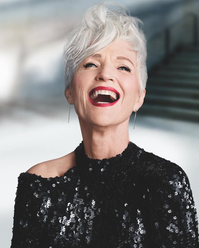Ở tuổi 73, bà vẫn làm người mẫu, viết sách, tham gia thuyết trình và đặc biệt là lan tỏa năng lượng sống tích cực.
