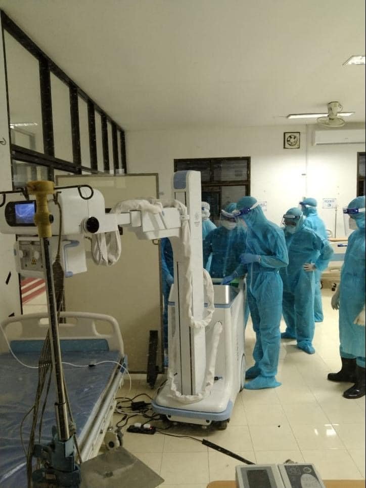 Các chuyên gia y tế Việt Nam cấp cứu ca bệnh COVID-19 tại Bệnh viện Phonthong.  Ảnh: Đoàn công tác của Bộ Y tế từ Lào gửi về