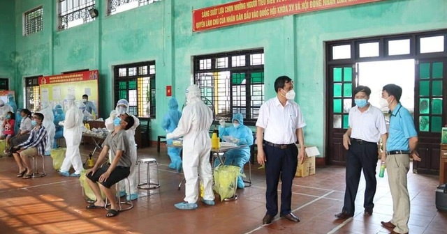 Nhân viên y tế lấy mẫu xét nghiệm cho người dân xã Đại Xuân, huyện Quế Võ.