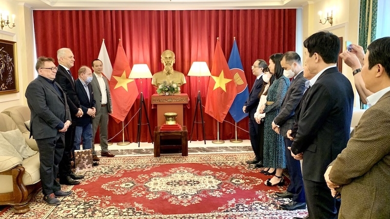Đại sứ Nguyễn Hùng làm việc với Chủ tịch Nhóm Nghị sĩ Hữu nghị Ba Lan – Việt Nam
