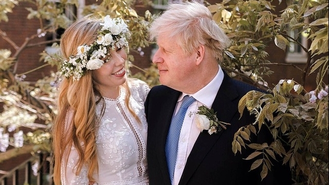 Thủ tướng Anh Boris Johnson và hôn thê kém 23 tuổi rạng rỡ trong đám cưới bí mật