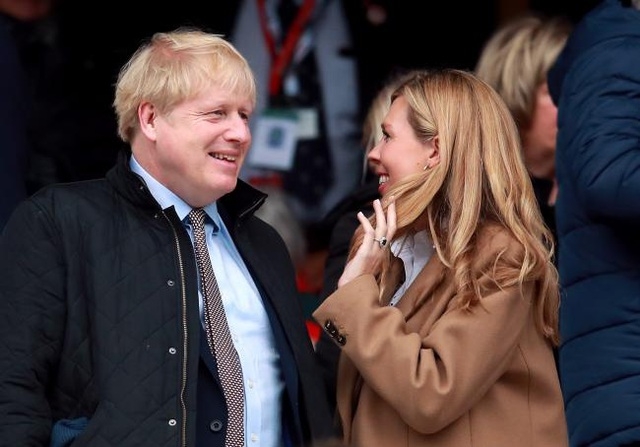 Thủ tướng Anh Boris Johnson và hôn thê kém 23 tuổi rạng rỡ trong đám cưới bí mật