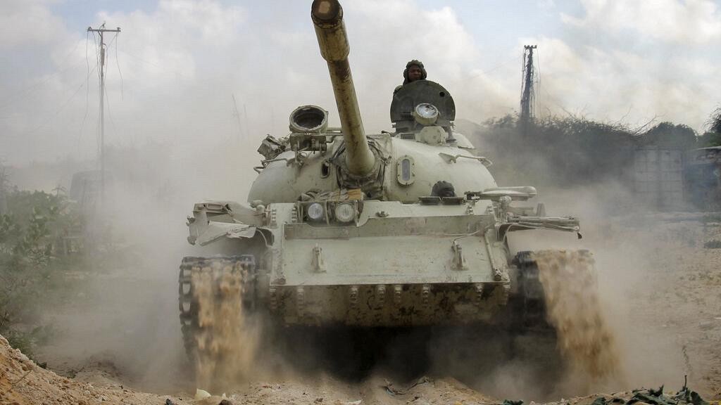 Một xe tăng của Liên minh châu Phi (AU) tiến về chiến tuyến chống lại nhóm phiến quân Somali có liên hệ với al-Qaida, Al-Shabab. (Nguồn: AP)