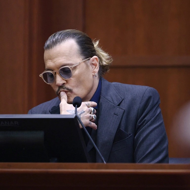 Johnny Depp tham dự phiên tòa kiện Amber Heard vào tháng 4/2022 (Ảnh: Getty Images).