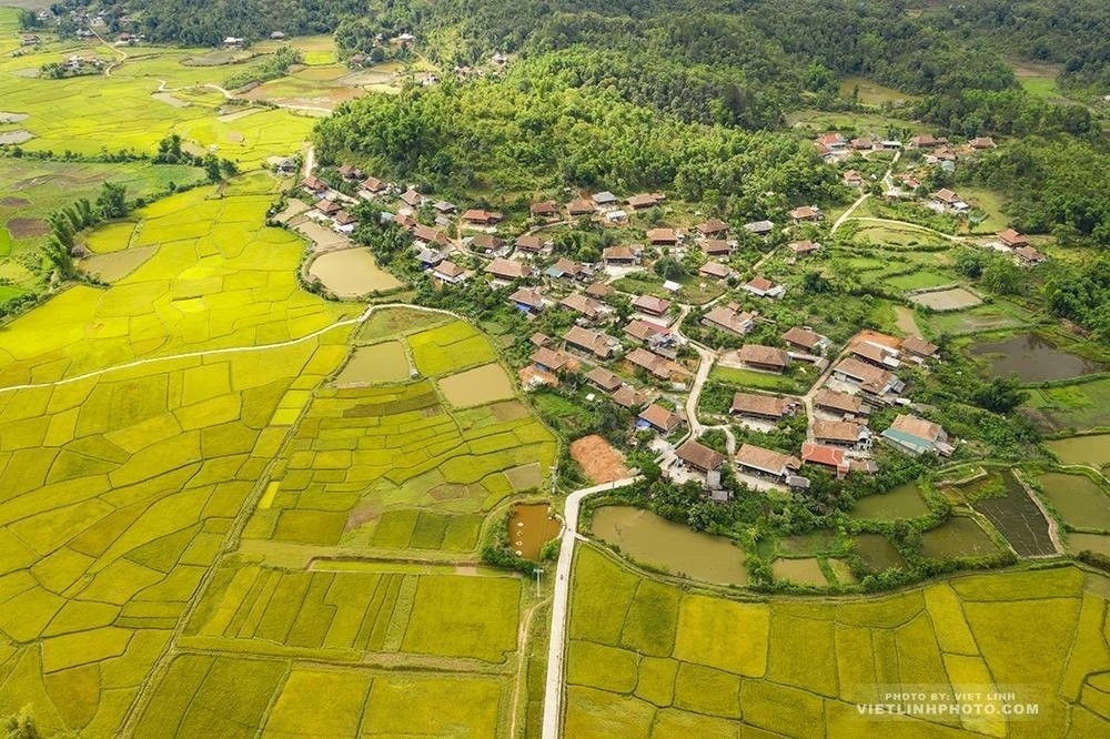 Toàn cảnh bản Che Căn (ảnh Việt Linh)