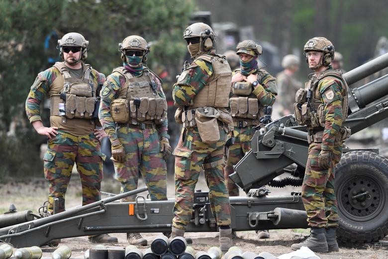 Các binh sĩ Bỉ tham gia huấn luyện tại một căn cứ quân đội Đức trong một ngày truyền thông NATO ở Munster, Đức, ngày 10 tháng 5. REUTERS / Fabian Bimmer