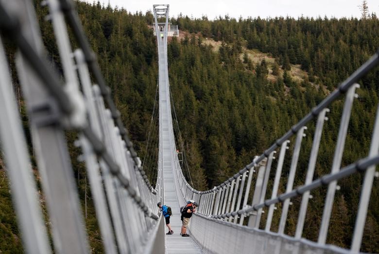 Vẻ phấn khích của du khách khi bước trên trên cây cầu treo dài nhất thế giới
