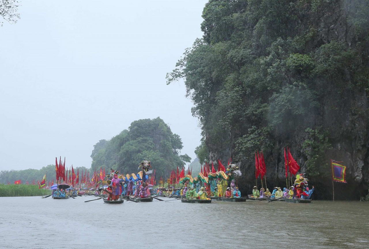 Nghi lễ rước Rồng trên dòng sông Ngô Đồng.