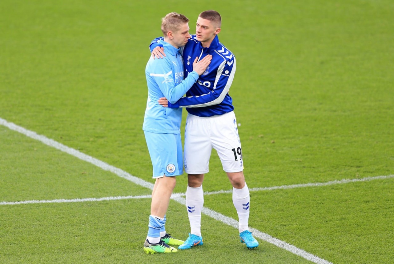 Oleksandr Zinchenko của Manchester City ôm hôn đồng nghiệp Ukraine Vitalii Mykolenko của Everton. Ảnh: Tom Flathers / Manchester City FC / Getty Images