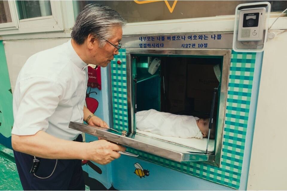 Chiếc hộp em bé đã giúp cứu sống hàng ngàn trẻ em. Ảnh: Korea Times / Jung Hae Myoung