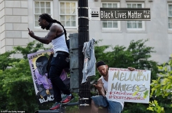 Biểu tình ở Mỹ: Hình ảnh các tuyến phố thủ đô Washington D.C bị hàng vạn người biểu tình 'bao vây'