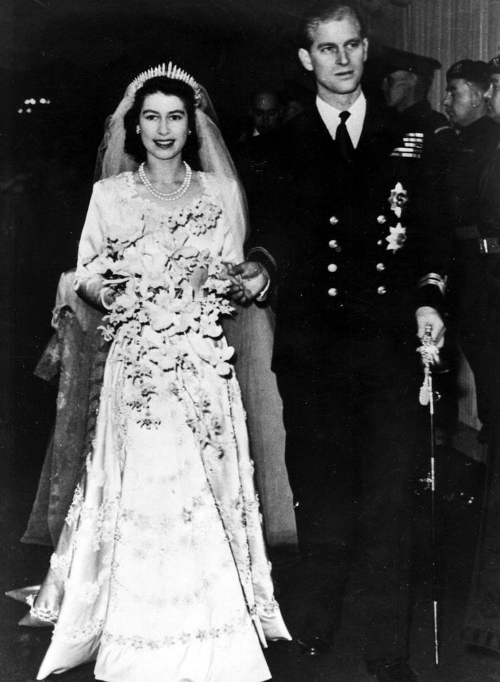 Chào mừng bạn đến với bức ảnh cưới của Nữ hoàng Anh Elizabeth II. Hình ảnh này được lưu giữ trong lịch sử với sự trang trọng, quý phái và tinh tế. Hãy cùng xem bức ảnh để khám phá vẻ đẹp hoàng gia của Người Vua nổi tiếng!