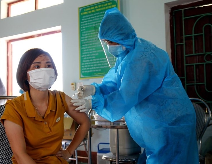 Tiêm vắc xin phòng COVID-19 cho công nhân làm việc trong KCN tại Bắc Giang