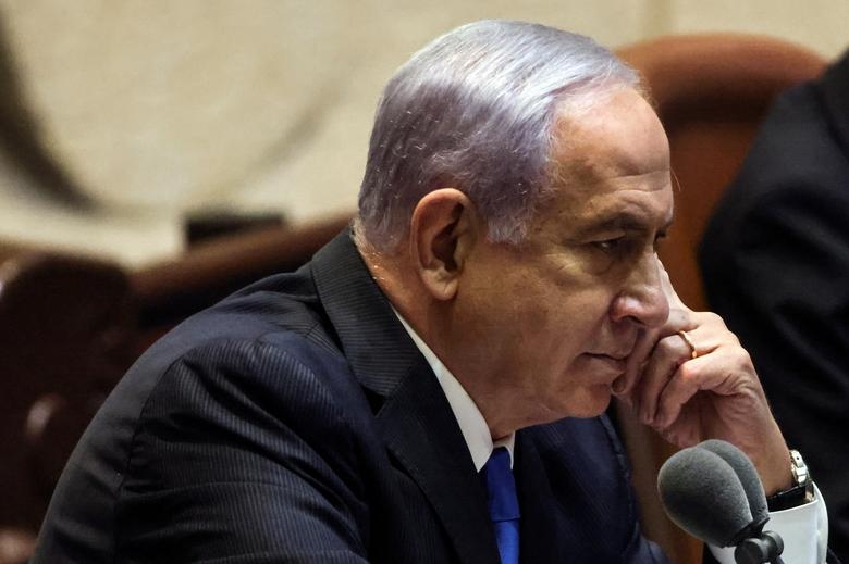 Thủ tướng Israel Benjamin Netanyahu nhìn vào khi ông có bài phát biểu trong phiên họp đặc biệt của Quốc hội Knesset, Israel, để thông qua và tuyên thệ thành lập một chính phủ liên minh mới, tại Jerusalem ngày 13 tháng 6 năm 2021. REUTERS / Ronen Zvulun