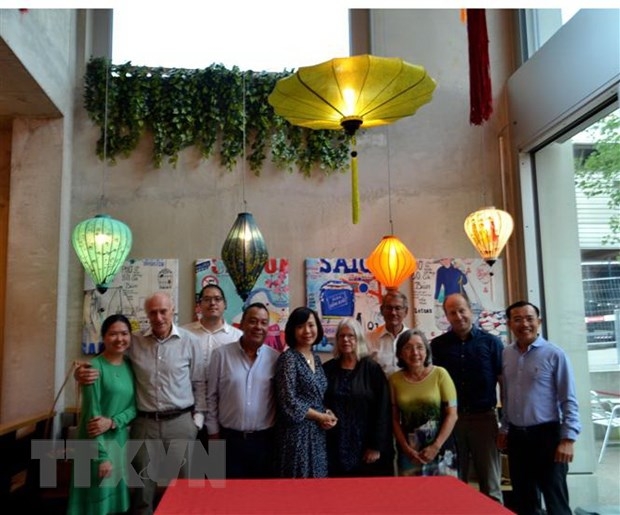Cộng đồng Việt Nam và bạn bè Thụy Sĩ tham gia buổi quyên góp ủng hộ Quỹ phòng, chống dịch COVID-19 tại Zurich. (Ảnh: Tố Uyên/TTXVN)
