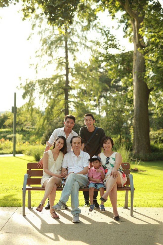 Hoa hậu Dương Thùy Linh cùng bố mẹ đẻ, em trai và chồng con.